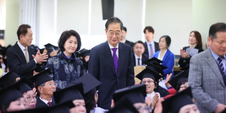 한 총리 “만학도 평생교육시설 무상급식 확대”…칠곡할매들도 축하 영상