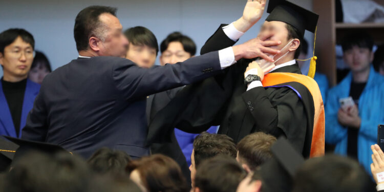 ‘입틀막’ 카이스트 졸업생 “강제퇴장 후 사실상 감금” 주장