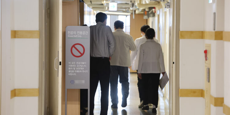 전국 수련병원 10곳서 235명 사직서…‘의료대란’ 현실화 우려