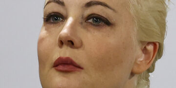 급사한 ‘푸틴 정적’ 나발니 아내 “끔찍한 러시아 정권 물리쳐야”