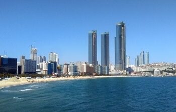 부산 엘시티 99층서 낙하산 메고 점프… 경찰, 외국인 2명 추적