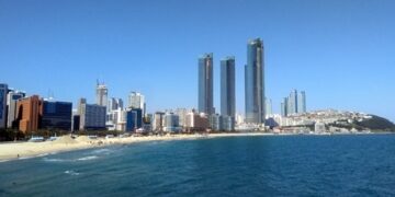 부산 엘시티 99층서 낙하산 메고 점프… 경찰, 외국인 2명 추적