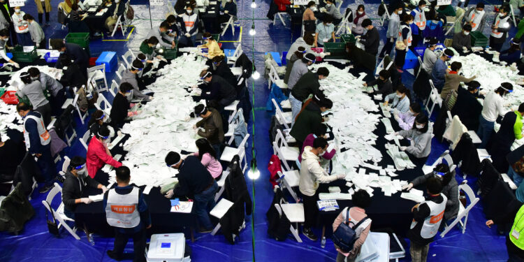 역대급 초접전… 여론조사 입 닫은 30대 여성 ‘샤이 與’냐 ‘샤이 野’냐[한규섭의 데이터 정치학]