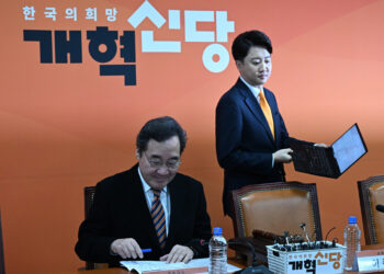 ‘총선 지휘권’ 충돌… “이준석 사당화” 최고위 박차고 나간 이낙연