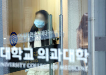 의대생 8753명 휴학 신청… 전공의 사직에 동맹휴학까지 확산