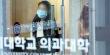 의대생 8753명 휴학 신청… 전공의 사직에 동맹휴학까지 확산