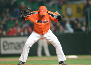 이글스 가을 야구 날개 편다