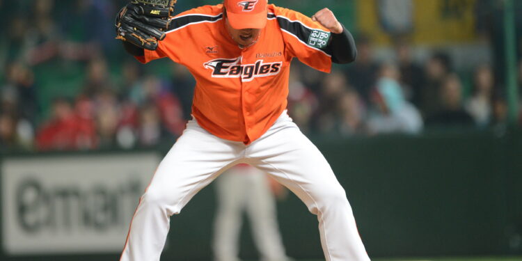 이글스 가을 야구 날개 편다