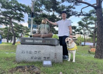 2년동안 시각장애 대학원생 동행… 안내견 ‘탱고’, 대학 졸업장 받는다