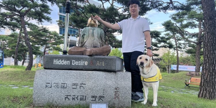 2년동안 시각장애 대학원생 동행… 안내견 ‘탱고’, 대학 졸업장 받는다