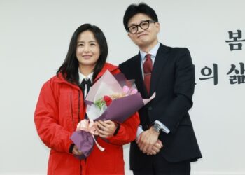 “선생님 총선 나가세요?”…사라진 ‘스타강사 레이나’ 강좌(종합)