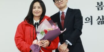 “선생님 총선 나가세요?”…사라진 ‘스타강사 레이나’ 강좌(종합)