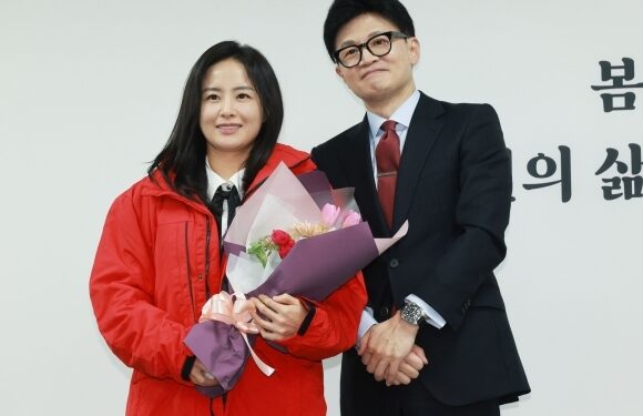 “선생님 총선 나가세요?”…사라진 ‘스타강사 레이나’ 강좌(종합)