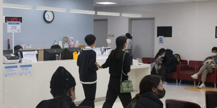 중재 나선 의대 교수들… 일부 강경파는 ‘겸직 해제’ 주장도