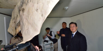 “친명 키우기” “불출마 복선”… ‘마이웨이’ 이재명 속내 놓고 분분