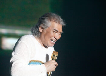 박수 칠 때 떠나는 가황… “반백년 넘게 잡은 마이크 내려놓는다”