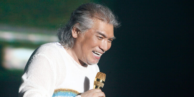 박수 칠 때 떠나는 가황… “반백년 넘게 잡은 마이크 내려놓는다”