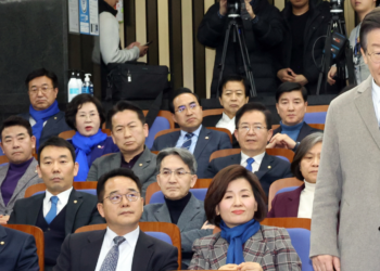 임종석 탈락, 고민정 사퇴… ‘文·明 갈등’ 터졌다