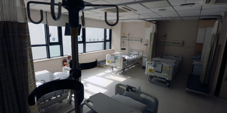 폐암 4기도, 응급 환자도 줄이송… 과부하 걸린 공공병원