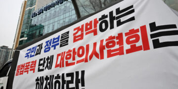 의협 “의사 모두가 회원” 대표성 강조… 의료계선 “전공의 ‘총알받이’로” 비판