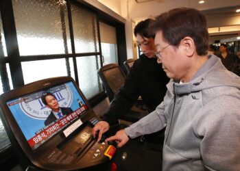 이재명 “경선해서 비명 됐어? 하하하”…공천 내홍 속 박장대소 농담