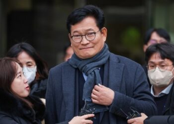 검찰 “불법 선거자금 사용 승인” 송영길 “돈봉투 보고 못 받았다”