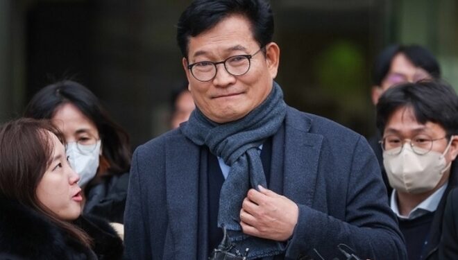 검찰 “불법 선거자금 사용 승인” 송영길 “돈봉투 보고 못 받았다”