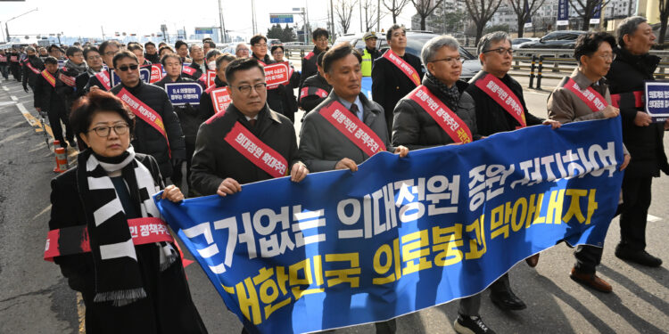 “낭떠러지 앞”…분노한 의사 2만명 여의도 모인다