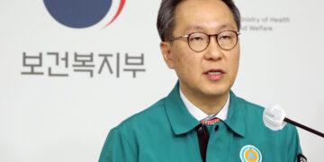 보건차관 “정부 과격하지 않아… 의대 정원 351명 안 줄였다면 2000명 증원과 비슷”