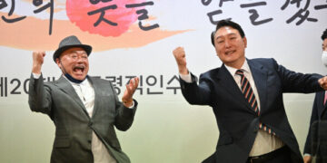 尹과 어퍼컷 김흥국 “이번 총선은 한동훈과 다니고 싶다”