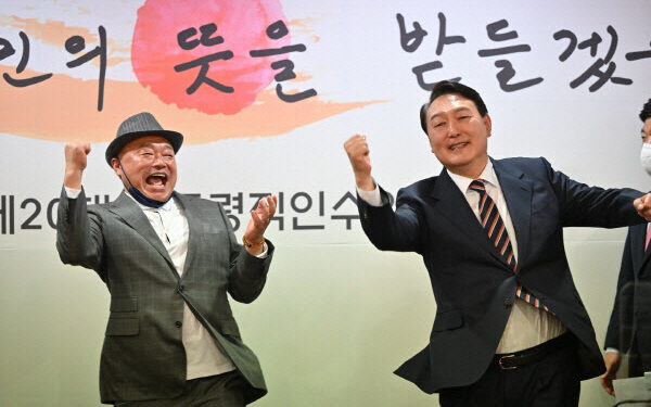 尹과 어퍼컷 김흥국 “이번 총선은 한동훈과 다니고 싶다”