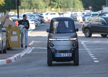 “주차문제, 이걸로 해결 가능”…바퀴 쓱 접히는 ‘폴더블 자동차’ 출시