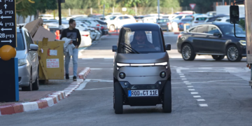 “주차문제, 이걸로 해결 가능”…바퀴 쓱 접히는 ‘폴더블 자동차’ 출시