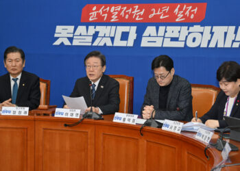 “우리가 유리한 김어준 조사서도 진다” 술렁인 민주당 지도부