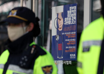 前의협회장 “압수수색은 망신주기” 비판에…경찰 “그럼 어떻게 하죠?”