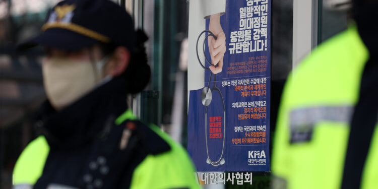 前의협회장 “압수수색은 망신주기” 비판에…경찰 “그럼 어떻게 하죠?”