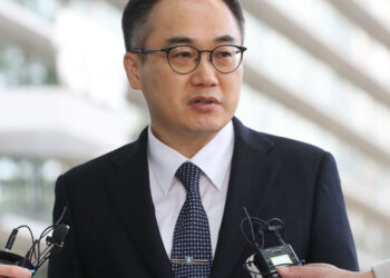 “코사지 여성 그만” 의전 관행 깨는 檢[서초동 로그]