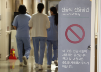 정부 “근무지 이탈 전공의에 임금 지불할 의무 없다”