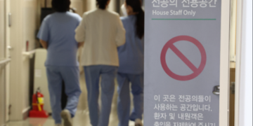 정부 “근무지 이탈 전공의에 임금 지불할 의무 없다”