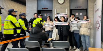 “이토 히로부미 논란 성일종 사퇴하라” 대진연, 국힘 당사 난입