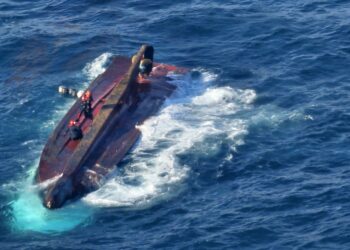 통영 전복 어선 야간 수색에도 실종자 5명 못 찾아…예인 후 추가 수색