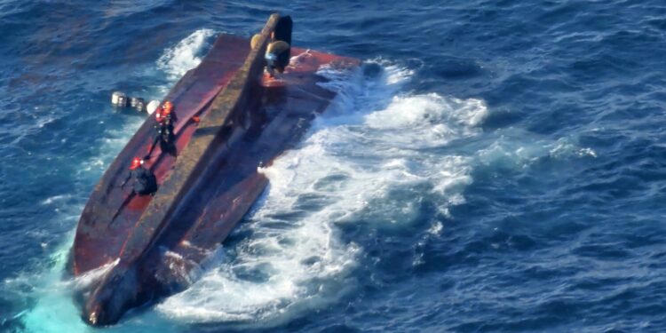 통영 전복 어선 야간 수색에도 실종자 5명 못 찾아…예인 후 추가 수색