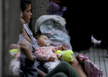 “거지의 나라” 국민들 쓰레기 뒤지는데…대통령은 ‘월급 인상’ [김유민의 돋보기]
