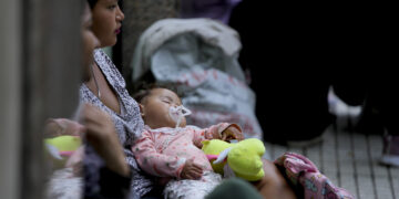 “거지의 나라” 국민들 쓰레기 뒤지는데…대통령은 ‘월급 인상’ [김유민의 돋보기]