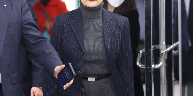 ‘오너 없는 기업’ 유한양행 회장직 부활… 논란 커지나