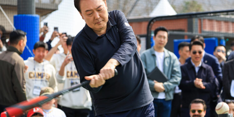 MLB 야구교실 찾은 尹 “야구 사랑하면 훌륭한 리더될 수 있어”