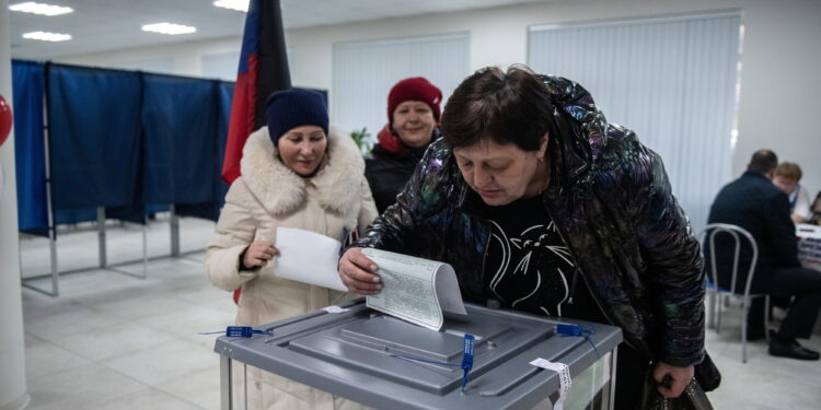 러 대선 마지막날 우크라, 모스크바·석유시설 대규모 드론 공격