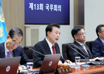 尹 “의사면허로 국민 위협 안돼…4월 의료개혁 특위 구성”