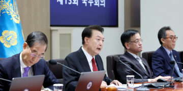 尹 “의사면허로 국민 위협 안돼…4월 의료개혁 특위 구성”