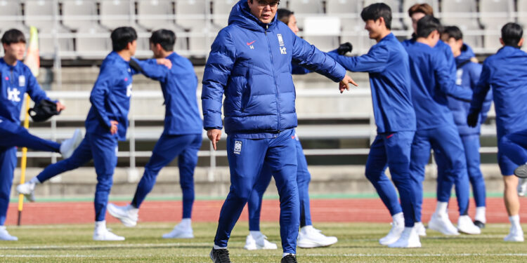 ‘말없이 입국’ 이강인, 20일 입장 발표 …‘내부 결속’ 황선홍호는 비공개 훈련·인터뷰 차단